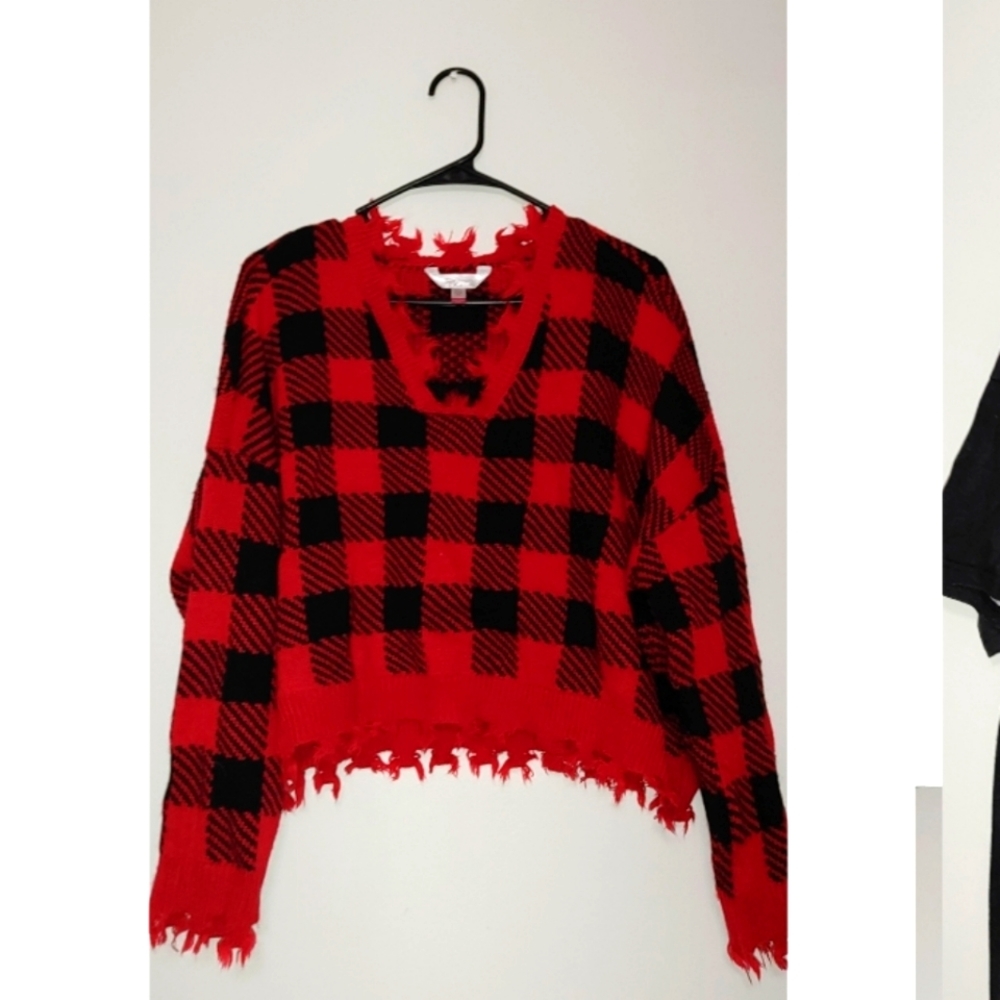 FALL Frailed knitted red and black checkered long sleeve. Size L